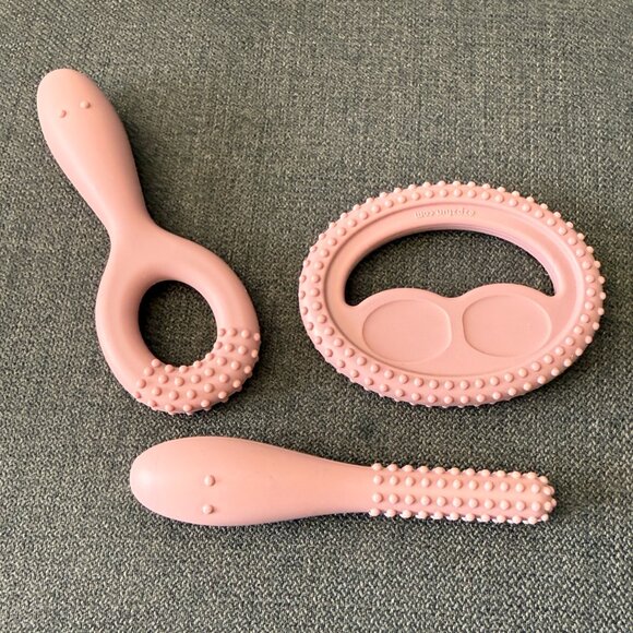 ezpz Oral Development Tools in Blush to Develop Feeding, Biting, Munching + Chew - Picture 3 of 3